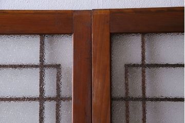 昭和期　ダイヤガラス入り　意匠が目を引く明るい木味のガラス戸(引き戸、建具)2枚組