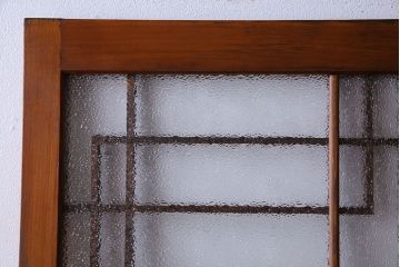 昭和期　ダイヤガラス入り　意匠が目を引く明るい木味のガラス戸(引き戸、建具)2枚組