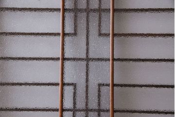 昭和期　ダイヤガラス入り　意匠が目を引く明るい木味のガラス戸(引き戸、建具)2枚組