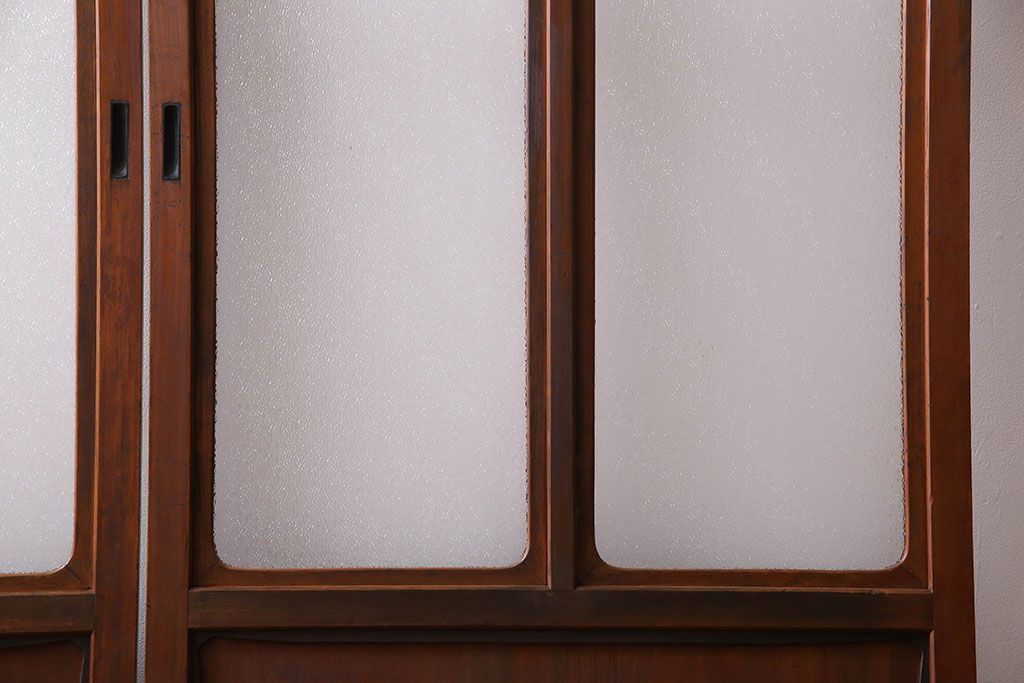 昭和期　ダイヤガラス入り　意匠が目を引く明るい木味のガラス戸(引き戸、建具)2枚組