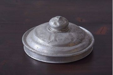 アンティーク雑貨　昭和レトロ　アルミ蓋付きの古いガラスビン(ガラス瓶)