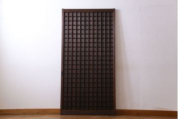 和製アンティーク　両面マス目格子　シックな色合いの板戸(きつね格子、狐格子、引き戸、仕切り戸、建具)