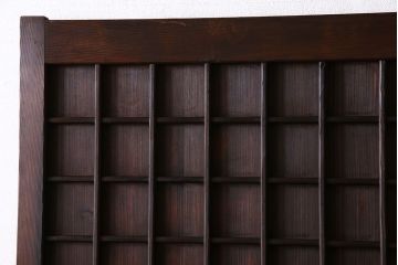 和製アンティーク　両面マス目格子　シックな色合いの板戸(きつね格子、狐格子、引き戸、仕切り戸、建具)