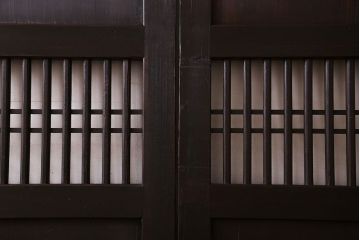 和製アンティーク　格子の帯がアクセントのシンプルな格子帯戸(引き戸、仕切り戸、建具)2枚組