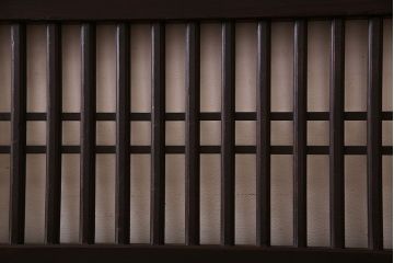 和製アンティーク　格子の帯がアクセントのシンプルな格子帯戸(引き戸、仕切り戸、建具)2枚組