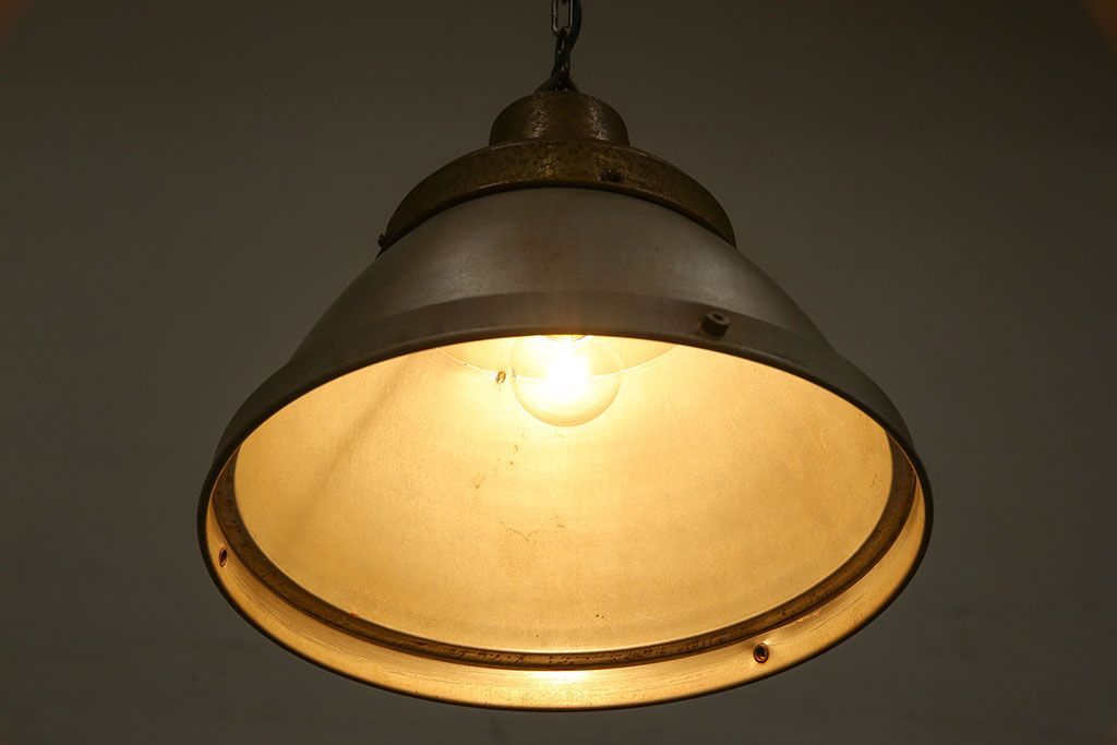 昭和レトロ　シャビーな風合いが魅力的なアルミ製のシェード(ペンダントライト、天井照明)