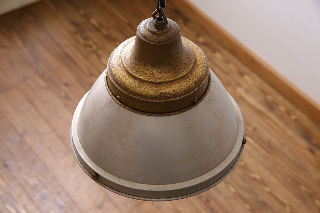 昭和レトロ　シャビーな風合いが魅力的なアルミ製のシェード(ペンダントライト、天井照明)