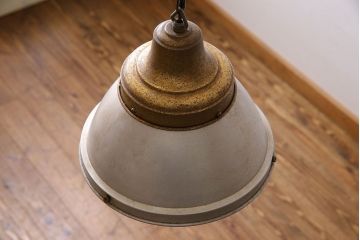 昭和レトロ　シャビーな風合いが魅力的なアルミ製のシェード(ペンダントライト、天井照明)