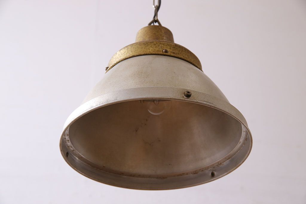 昭和レトロ　シャビーな風合いが魅力的なアルミ製のシェード(ペンダントライト、天井照明)