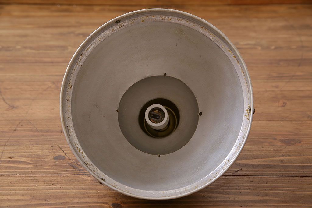 昭和レトロ　シャビーな風合いが魅力的なアルミ製のシェード(ペンダントライト、天井照明)