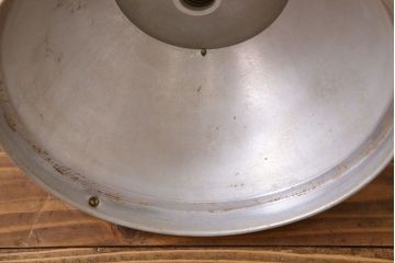 昭和レトロ　シャビーな風合いが魅力的なアルミ製のシェード(ペンダントライト、天井照明)