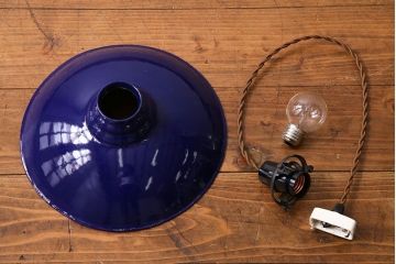 昭和レトロ　濃いブルーのカラーが目を引くホーローのシェード(シーリングライト、天井照明)