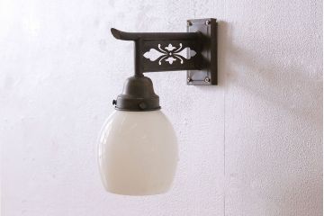 昭和レトロ　金具の透かしが魅力的なシンプルな壁付け照明(シェード、ライト)
