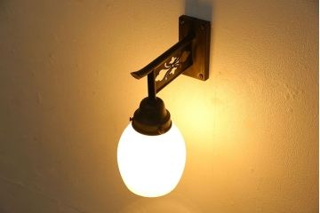 昭和レトロ　金具の透かしが魅力的なシンプルな壁付け照明(シェード、ライト)