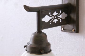 昭和レトロ　金具の透かしが魅力的なシンプルな壁付け照明(シェード、ライト)