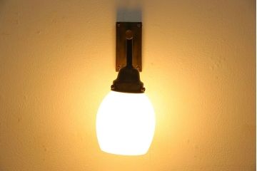 昭和レトロ　金具の透かしが魅力的なシンプルな壁付け照明(シェード、ライト)