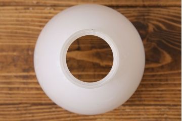 昭和レトロ　金具の透かしが魅力的なシンプルな壁付け照明(シェード、ライト)