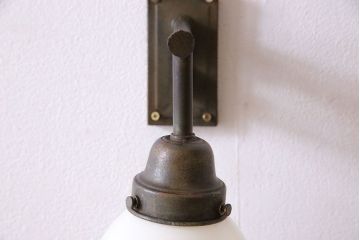 昭和レトロ　金具の透かしが魅力的なシンプルな壁付け照明(シェード、ライト)