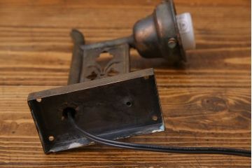 昭和レトロ　金具の透かしが魅力的なシンプルな壁付け照明(シェード、ライト)