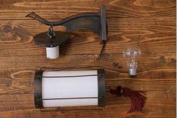 アンティーク雑貨　和製アンティーク　古い金具の質感が魅力的な壁掛け照明