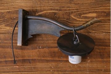 アンティーク雑貨　和製アンティーク　古い金具の質感が魅力的な壁掛け照明