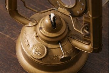 アンティーク雑貨　昭和レトロ　日本製　味わい深い風合いのオイルランプ(照明、ディスプレイ雑貨)