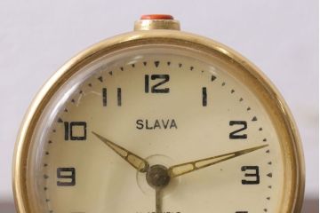 アンティーク雑貨　ソビエト製(ロシア)(USSR)　SLAVA　シックなビンテージ置時計(目覚まし時計、枕時計)
