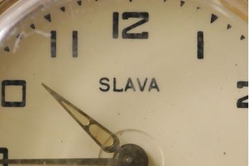 アンティーク雑貨　ソビエト製(ロシア)(USSR)　SLAVA　シックなビンテージ置時計(目覚まし時計、枕時計)