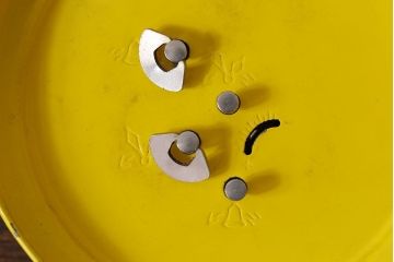 アンティーク雑貨　ハンガリー製　MOM　箱付き!レトロなビンテージ置時計(目覚まし時計、枕時計)・イエロー