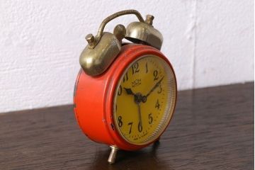 アンティーク雑貨　ハンガリー製　MOM　レトロなビンテージ置時計(目ざまし時計、枕時計)・レッド