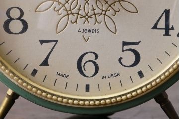 アンティーク雑貨　ソビエト製(ロシア)(USSR)　優美なビンテージ置時計(目ざまし時計、枕時計)
