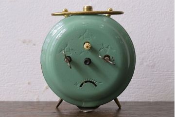 アンティーク雑貨　ソビエト製(ロシア)(USSR)　優美なビンテージ置時計(目ざまし時計、枕時計)