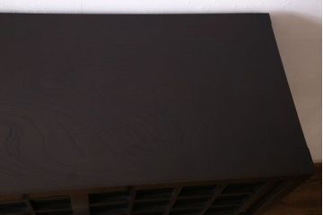 中古　高級民芸家具　升格子と透かしが目を引く和モダンな水屋箪笥(キャビネット、収納棚、戸棚)