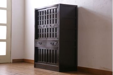 中古　高級民芸家具　升格子と透かしが目を引く和モダンな水屋箪笥(キャビネット、収納棚、戸棚)