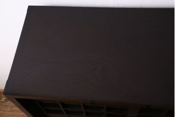 中古　高級民芸家具　升格子と透かしが目を引く和モダンな水屋箪笥(キャビネット、収納棚、戸棚)