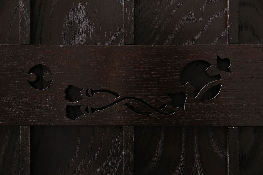 中古　高級民芸家具　升格子と透かしが目を引く和モダンな水屋箪笥(キャビネット、収納棚、戸棚)