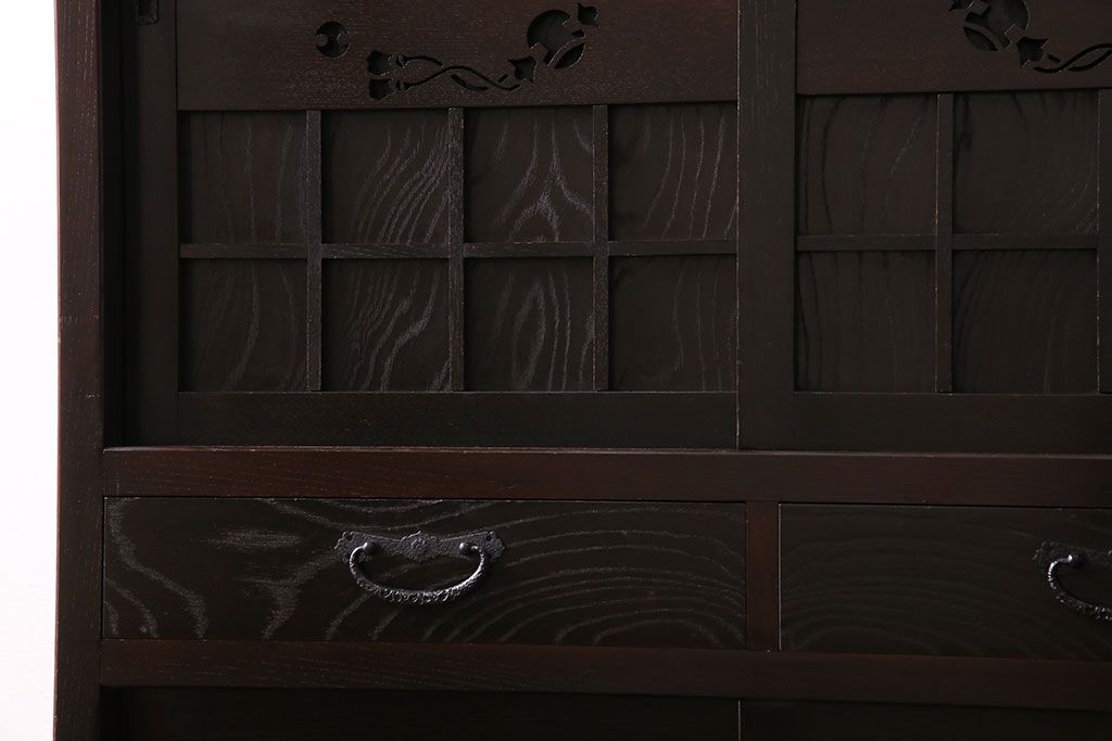 中古　高級民芸家具　升格子と透かしが目を引く和モダンな水屋箪笥(キャビネット、収納棚、戸棚)