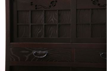 中古　高級民芸家具　升格子と透かしが目を引く和モダンな水屋箪笥(キャビネット、収納棚、戸棚)