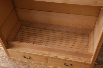 中古　竹の装飾と木の質感が味わい深い茶水屋(置き水屋、戸棚、食器棚、茶棚)
