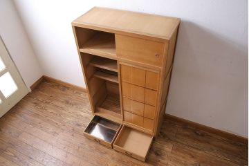 中古　竹の装飾と木の質感が味わい深い茶水屋(置き水屋、戸棚、食器棚、茶棚)