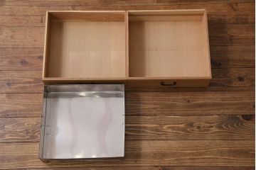 中古　竹の装飾と木の質感が味わい深い茶水屋(置き水屋、戸棚、食器棚、茶棚)