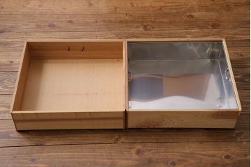 中古　竹の装飾と木の質感が味わい深い茶水屋(置き水屋、戸棚、食器棚、茶棚)