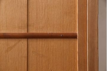 中古　竹の装飾と木の質感が味わい深い茶水屋(置き水屋、戸棚、食器棚、茶棚)