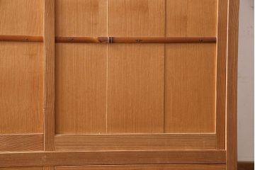 中古　竹の装飾と木の質感が味わい深い茶水屋(置き水屋、戸棚、食器棚、茶棚)