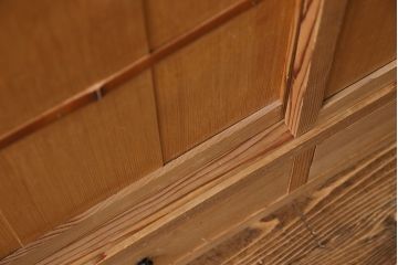 中古　竹の装飾と木の質感が味わい深い茶水屋(置き水屋、戸棚、食器棚、茶棚)