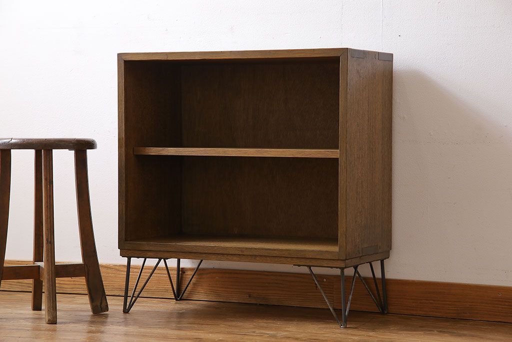 レトロ家具　昭和レトロ　鉄脚付き　木の質感が味わい深いキャビネット(収納棚、飾り棚、本箱)