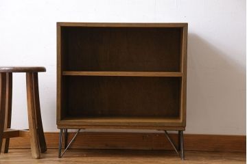 レトロ家具　昭和レトロ　鉄脚付き　木の質感が味わい深いキャビネット(収納棚、飾り棚、本箱)