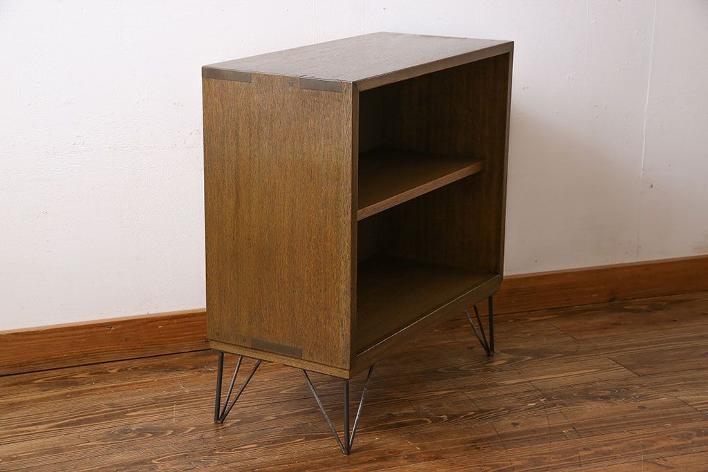 レトロ家具　昭和レトロ　鉄脚付き　木の質感が味わい深いキャビネット(収納棚、飾り棚、本箱)