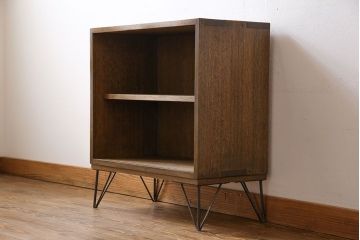 レトロ家具　昭和レトロ　鉄脚付き　木の質感が味わい深いキャビネット(収納棚、飾り棚、本箱)