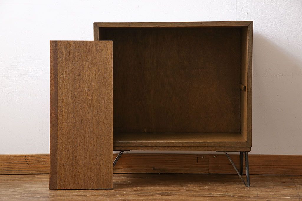 レトロ家具　昭和レトロ　鉄脚付き　木の質感が味わい深いキャビネット(収納棚、飾り棚、本箱)